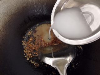 蚝油生菜,小半勺生粉和水搅拌均匀，倒入锅中勾芡。