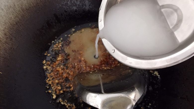 蚝油生菜,小半勺生粉和水搅拌均匀，倒入锅中勾芡。