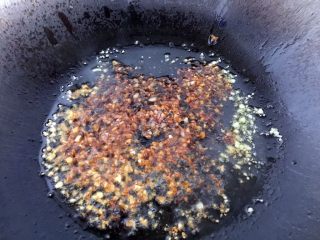 蚝油生菜,放1小勺酱油和2小勺蚝油搅拌。