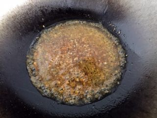 蚝油生菜,煮至冒泡泡。