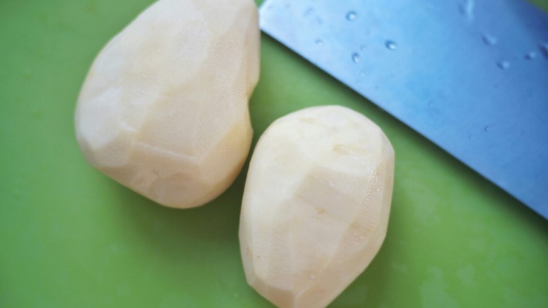 美式芝香薯条,将土豆去皮洗净。
