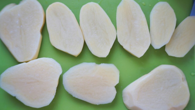 美式芝香薯条,如图先切成1cm左右的厚片。