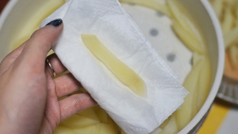 美式芝香薯条,用厨房纸巾擦去表面水分。