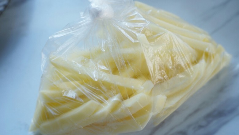 美式芝香薯条,放入保鲜袋中扎紧，放冰箱冷冻。半成品就完成啦！随吃随炸。