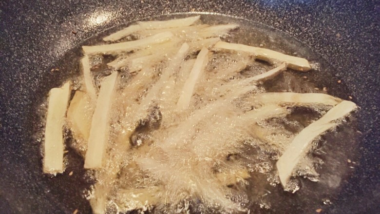 美式芝香薯条,沿锅边缓缓加入速冻过的土豆条，炸至金黄捞出沥油即可。