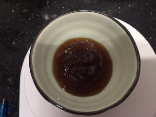 鲍汁杏鲍菇烩三丝,炒菜前先准备好鲍汁酱
用一小碗，放入鲍鱼汁、