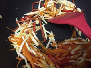鲍汁杏鲍菇烩三丝,放入红菜椒后迅速加入肉丝