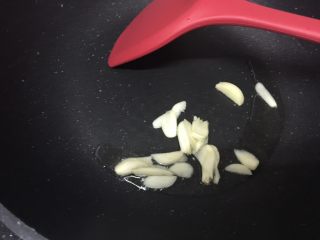 鲍汁杏鲍菇烩三丝,放入蒜头片爆香