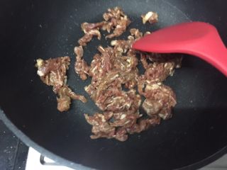 鲍汁杏鲍菇烩三丝,中火热锅，锅热后快速放入肉丝翻炒