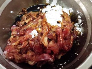鲍汁杏鲍菇烩三丝,腌制肉要提前做，提前一小时最好，放冰箱里冷藏
放入玉米淀粉、酱油、油
