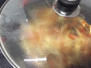 鲍汁杏鲍菇烩三丝,盖上锅盖焖1分钟