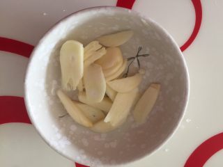 鲍汁杏鲍菇烩三丝,蒜头切片