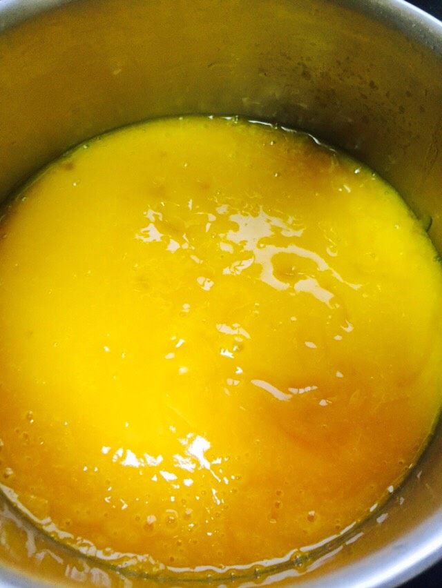 美味快手的南瓜浓汤🎃（附上简单的心形拉花）,打好的南瓜泥里加一点点盐.