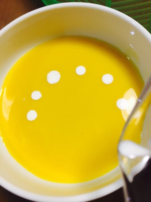 美味快手的南瓜浓汤🎃（附上简单的心形拉花）,碗里装上南瓜汤，隔开滴入几滴奶油.