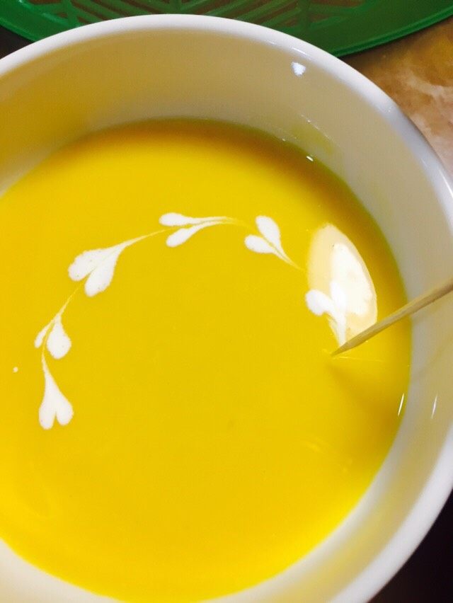 美味快手的南瓜浓汤🎃（附上简单的心形拉花）,用牙签从第一滴奶油开始顺序轻轻往下画一个弧形.