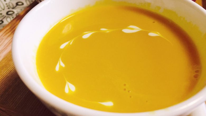 美味快手的南瓜浓汤🎃（附上简单的心形拉花）,好看又好喝的南瓜浓汤做好了🤗