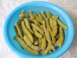 #辣味#+干煸龙爪豆,菜市场买的龙爪豆都是菜农已经煮熟剥皮的，还必须要浸泡，这样子就可以去除毒素了。