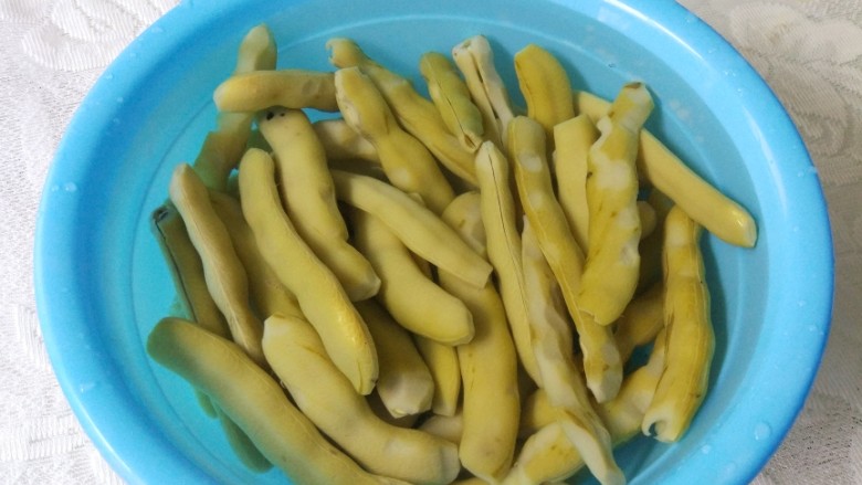 #辣味#+干煸龙爪豆,菜市场买的龙爪豆都是菜农已经煮熟剥皮的，还必须要浸泡，这样子就可以去除毒素了。