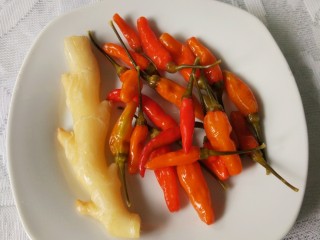 #辣味#+干煸龙爪豆,准备泡椒泡姜，这个是必备的，如果没有的话真的就没有味道了。