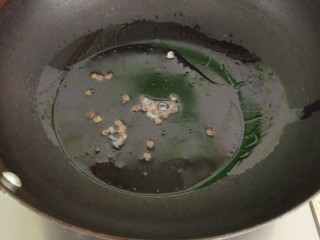#辣味#+干煸龙爪豆,锅内放油适量，五成热时加入干花椒