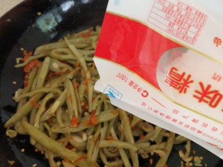 #辣味#+干煸龙爪豆,炒好后加味精炒匀