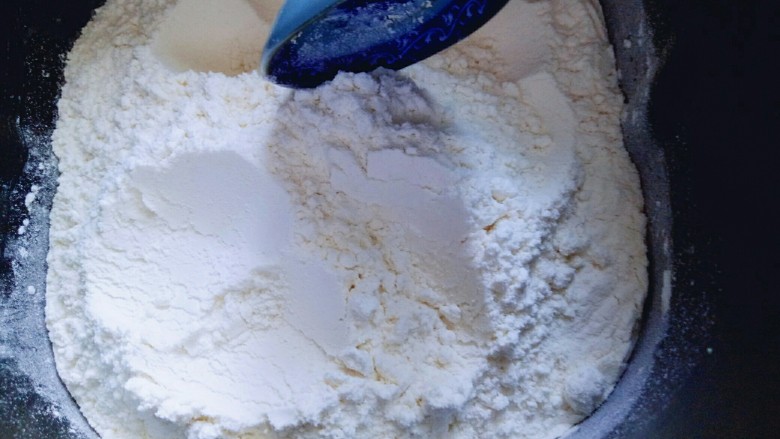 #甜味#毛毛虫豆沙面包,再用旁边的面粉将酵母粉盖起来。