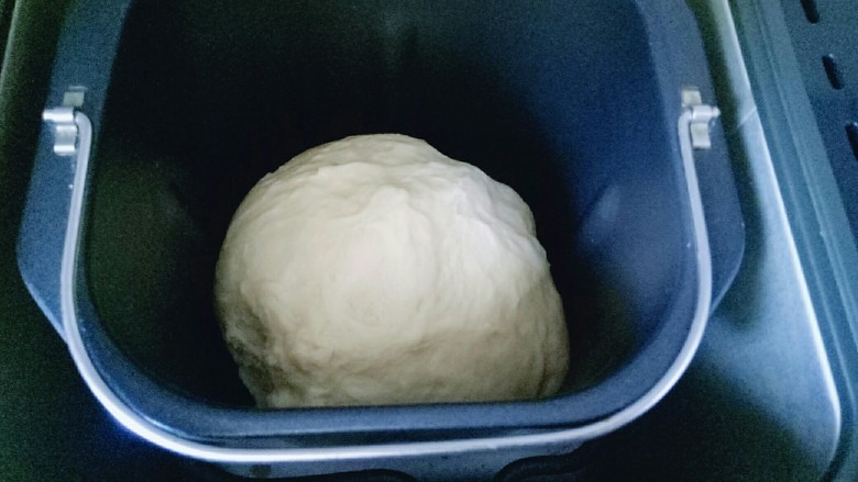 #甜味#毛毛虫豆沙面包,面团光滑有手套膜，可以进行发酵。