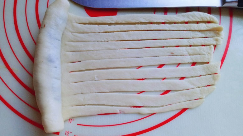 #甜味#毛毛虫豆沙面包,再用水果刀切出条状，请看图。