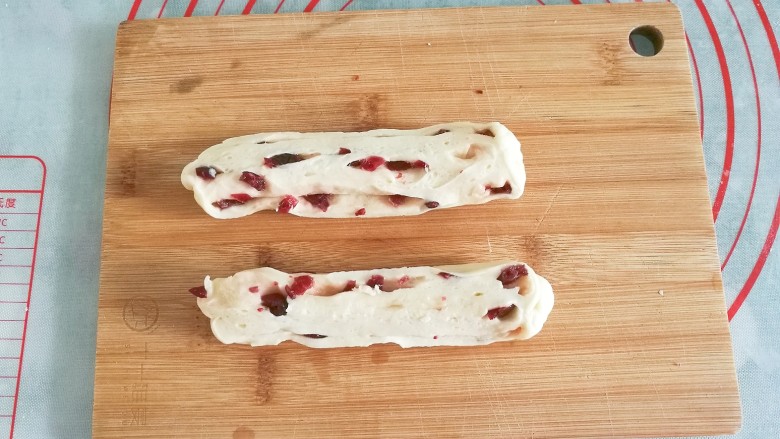 蔓越莓手撕小面包,用刀从中间对半切开；