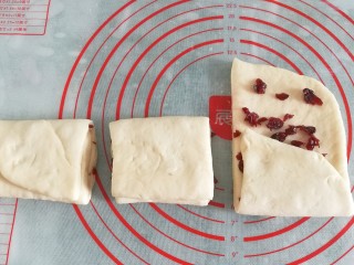 蔓越莓手撕小面包,如图把两端分别向中间对折；