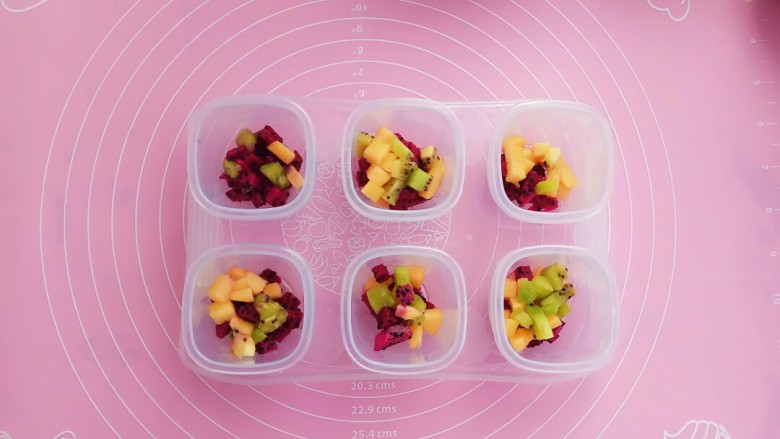 #甜味#水果果冻（白凉粉版）,把水果均匀的装在小盒子或者杯子里