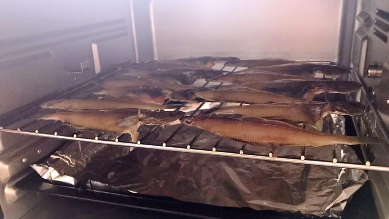 鱼开富贵,烤箱上下火180度预热20分钟后将涂抹油的偏口鱼放入烤箱中上下火200度烤制20分钟