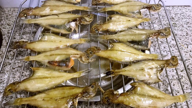 鱼开富贵,烤制半成品的偏口鱼取出再涂抹一层油放入烤箱中烤制15分钟