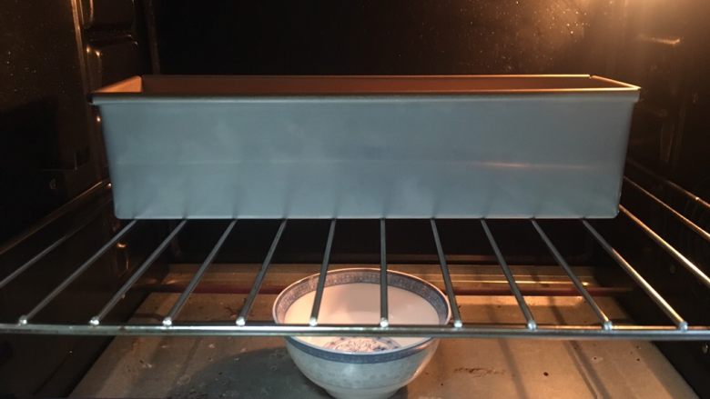 南瓜小吐司（老面法）,烤箱内放碗热水，38度二发