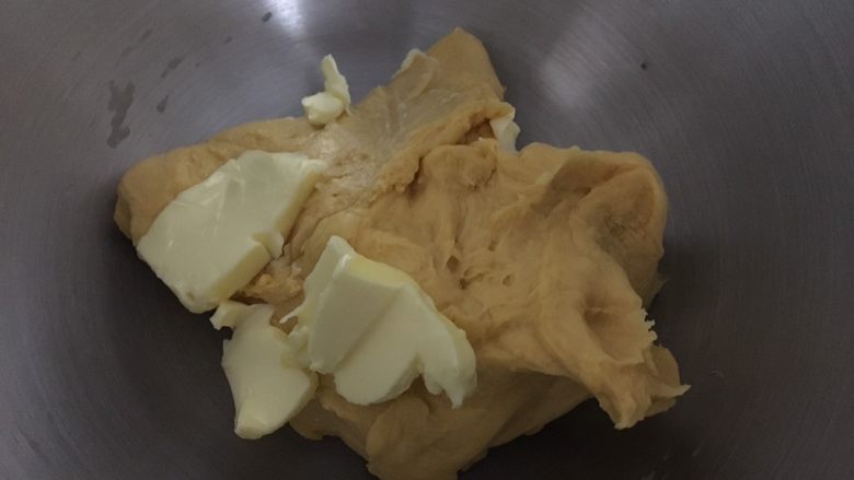 南瓜小吐司（老面法）,厨师机揉面8分钟后加入软化黄油，继续揉面12分钟
