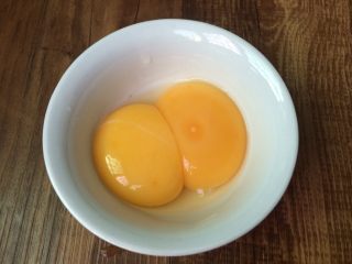 酥到掉渣渣的蛋黄酥,准备两个蛋黄，搅成液。