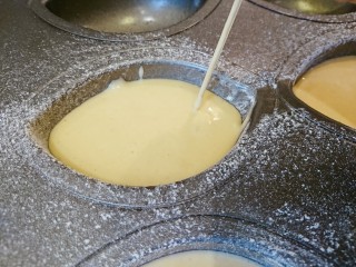 萌の檸檬小蛋糕,用湯匙將麵糊盛進烤模，面糊8分滿即可。用牙籤轻画S型去掉面糊里的气泡。