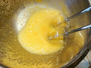 萌の檸檬小蛋糕,手動式攪拌機，高速打發至發泡變白。