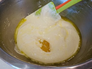 萌の檸檬小蛋糕,加入融化好無盐奶油，輕輕的拌至均勻。