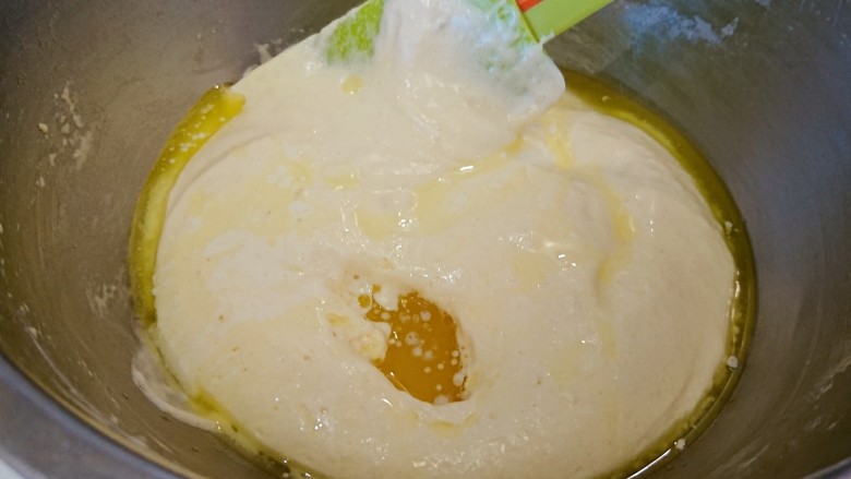 萌の檸檬小蛋糕,加入融化好無盐奶油，輕輕的拌至均勻。