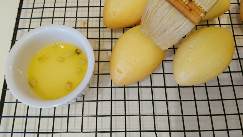 萌の檸檬小蛋糕,均勻的刷上檸檬汁。