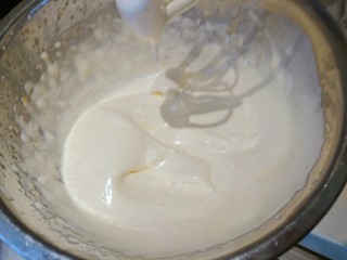 萌の檸檬小蛋糕,達到軟式發泡，攪拌機提起滴落時要有明顯皺褶痕跡才算完成。（如果無法起泡可加入少許檸檬汁做幫助。）