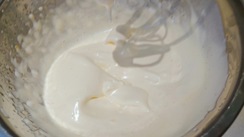萌の檸檬小蛋糕,達到軟式發泡，攪拌機提起滴落時要有明顯皺褶痕跡才算完成。（如果無法起泡可加入少許檸檬汁做幫助。）