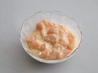 宫保鸡丁,一茶匙淀粉腌渍10分钟，再用水淀粉拌匀。