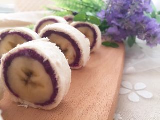 #甜味#香蕉紫薯卷,切好后用手再整理一下，尽量捏紧，防止散开。