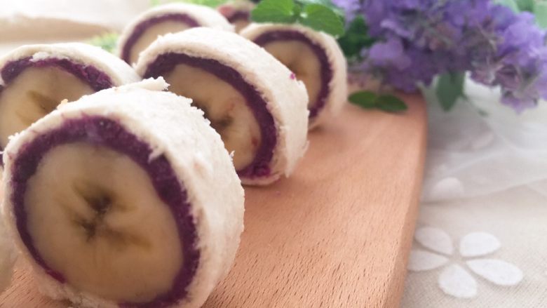 #甜味#香蕉紫薯卷,切好后用手再整理一下，尽量捏紧，防止散开。
