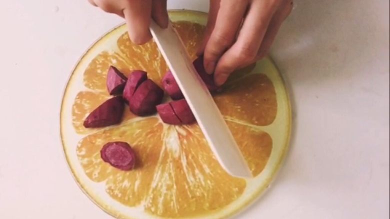 #甜味#香蕉紫薯卷,把紫薯切成小块，蒸的时候时间会比较快