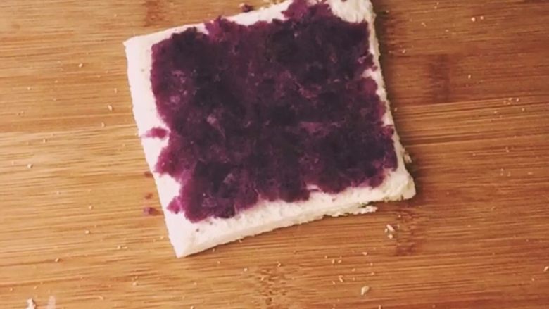 #甜味#香蕉紫薯卷,均匀的涂抹一层紫薯泥，用勺子按压平整，稍用力按压，不然卷的时候容易松散