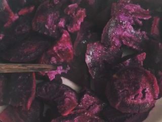 #甜味#香蕉紫薯卷,用筷子戳一下，很容易戳进去就是紫薯已经蒸软蒸熟。
