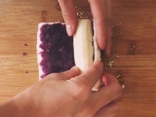 #甜味#香蕉紫薯卷,切一根长度相等的香蕉，沿着吐司的一边卷成卷，一定要卷紧